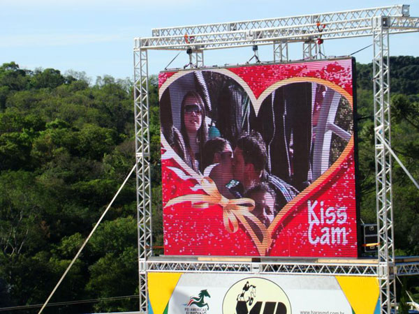 kisscam600